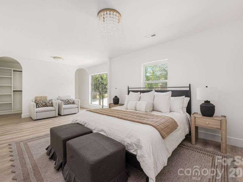 911 Woodlawn Road, Charlotte, NC 28209.  MLS# CAR4380203, YatesRealty ID 29857. 