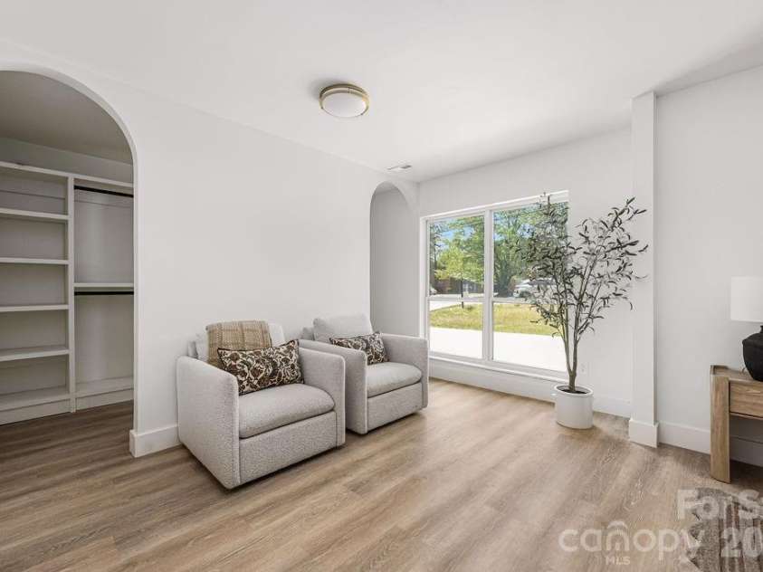 911 Woodlawn Road, Charlotte, NC 28209.  MLS# CAR4380203, YatesRealty ID 29857. 