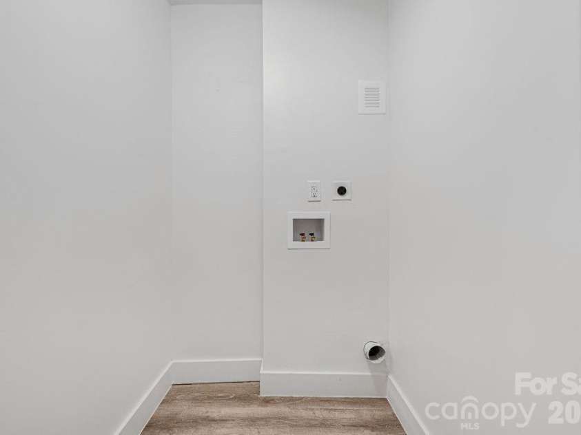 911 Woodlawn Road, Charlotte, NC 28209.  MLS# CAR4380203, YatesRealty ID 29857. 