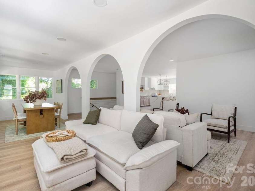911 Woodlawn Road, Charlotte, NC 28209.  MLS# CAR4380203, YatesRealty ID 29857. 