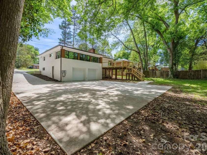 911 Woodlawn Road, Charlotte, NC 28209.  MLS# CAR4380203, YatesRealty ID 29857. 