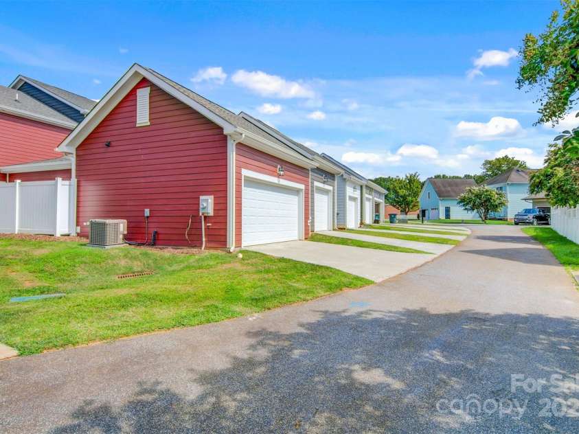 1801 Edgewater Drive, Conover, NC 28613.  MLS# CAR4278463, YatesRealty ID 29859. 