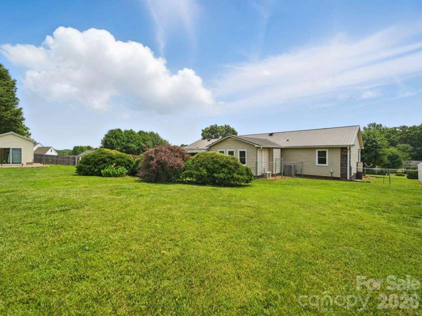 117 Pilots Ridge Drive, Bessemer City, NC 28016.  MLS# CAR4353869, YatesRealty ID 2986. 