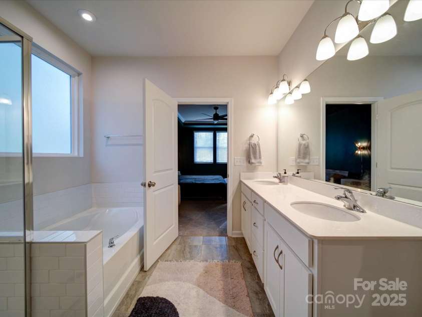 5028 Colline Court, Charlotte, NC 28216.  MLS# CAR4221799, YatesRealty ID 2986. Primary Bath