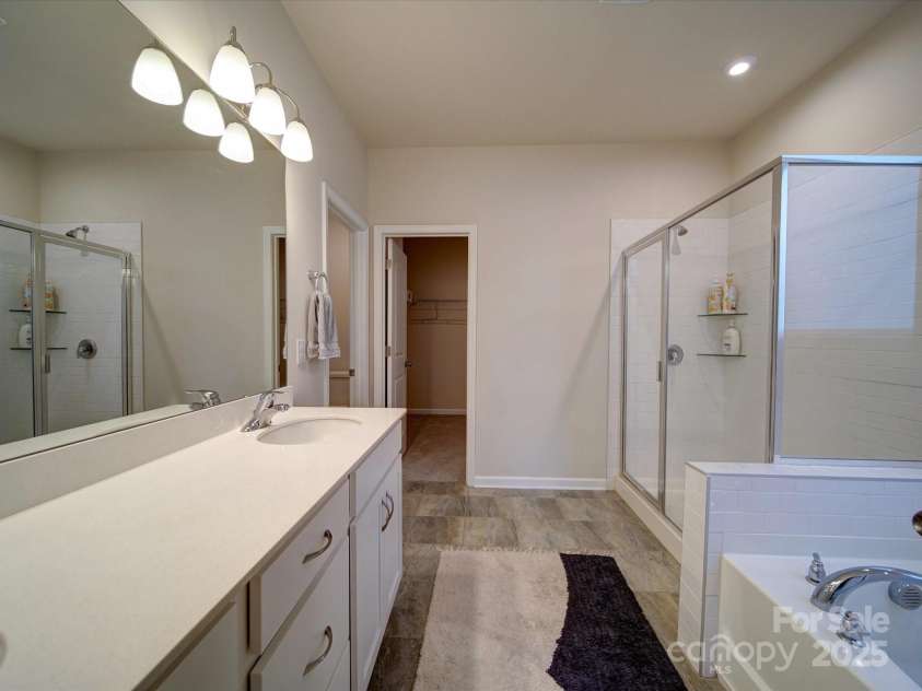 5028 Colline Court, Charlotte, NC 28216.  MLS# CAR4221799, YatesRealty ID 2986. Primary Bath