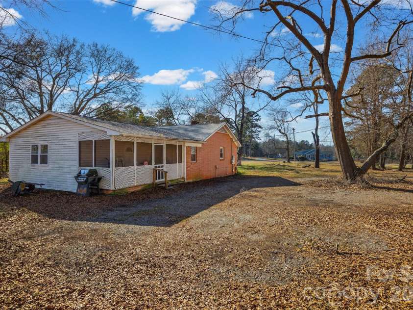 5323 New Hope Road, Belmont, NC 28012.  MLS# CAR4338697, YatesRealty ID 2986. 