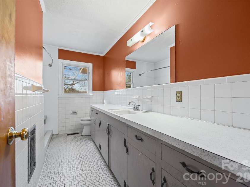 5323 New Hope Road, Belmont, NC 28012.  MLS# CAR4338697, YatesRealty ID 2986.  Large hall full bath