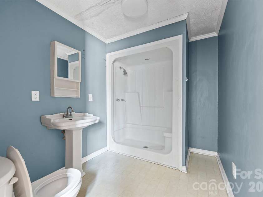 5323 New Hope Road, Belmont, NC 28012.  MLS# CAR4338697, YatesRealty ID 2986. Primary bath