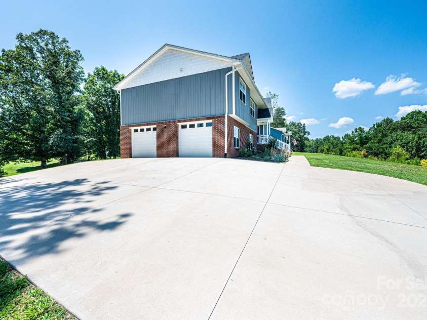 6091 Isaiah Court, Hickory, NC 28601.  MLS# CAR4286464, YatesRealty ID 29861. 