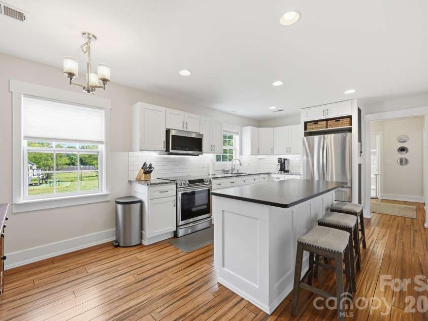 12109 Eastfield Road, Huntersville, NC 28078.  MLS# CAR4383207, YatesRealty ID 29862. Bright Kitchen