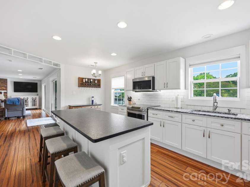 12109 Eastfield Road, Huntersville, NC 28078.  MLS# CAR4383207, YatesRealty ID 29862. Oversized Island