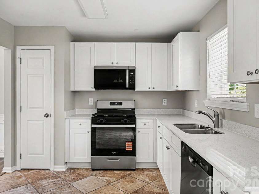 7824 Belchester Circle, Charlotte, NC 28215.  MLS# CAR4385044, YatesRealty ID 29866. 