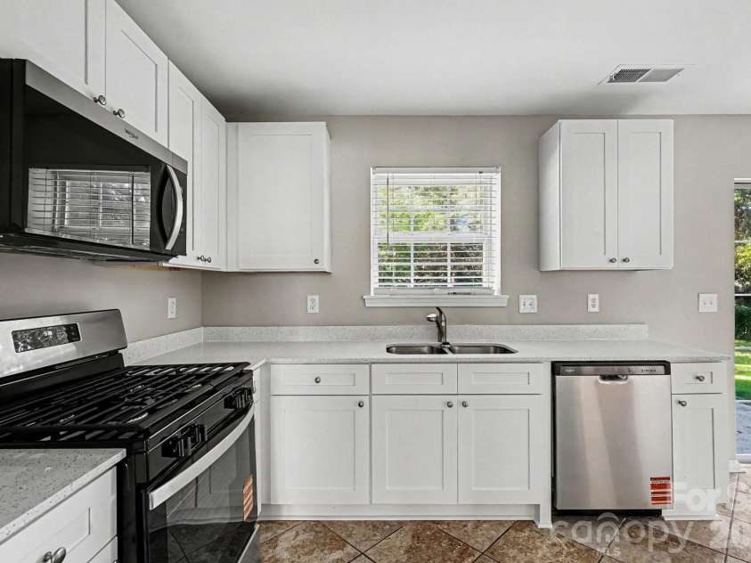 7824 Belchester Circle, Charlotte, NC 28215.  MLS# CAR4385044, YatesRealty ID 29866. 
