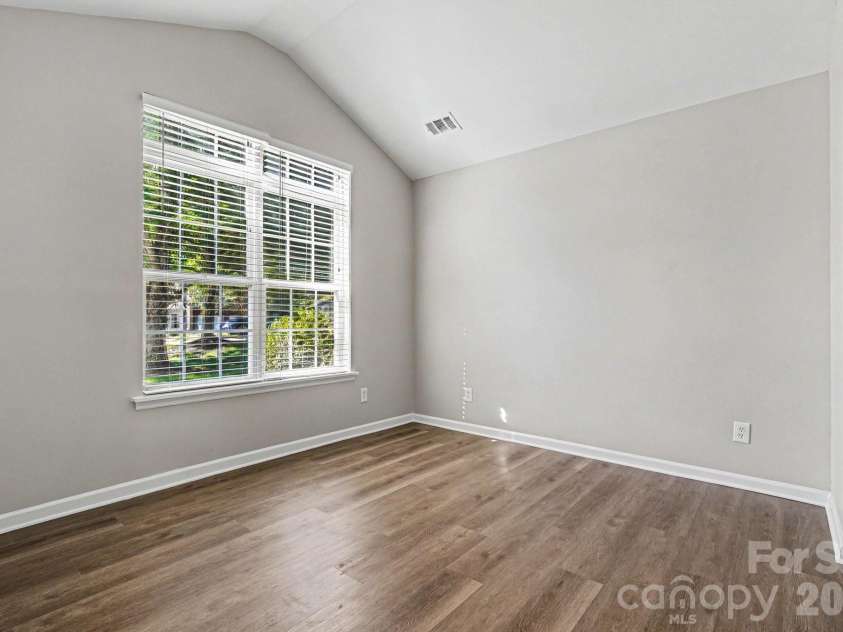 7824 Belchester Circle, Charlotte, NC 28215.  MLS# CAR4385044, YatesRealty ID 29866. 