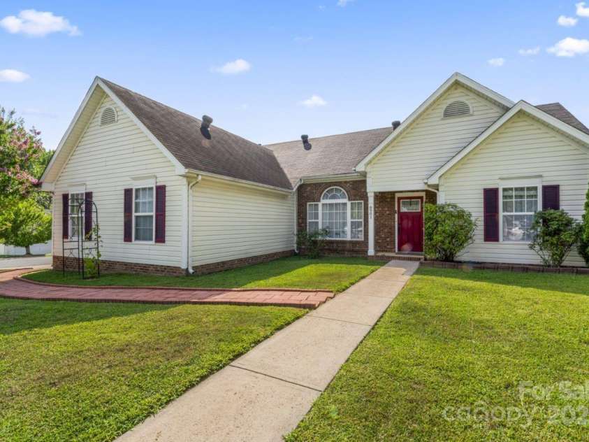 8901 Woodland Park Lane, Charlotte, NC 28214.  MLS# CAR4278518, YatesRealty ID 29866. 