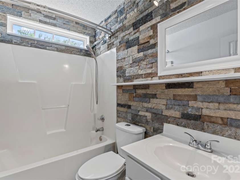 8901 Woodland Park Lane, Charlotte, NC 28214.  MLS# CAR4278518, YatesRealty ID 29866. 