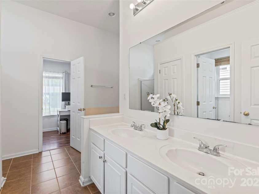 8901 Woodland Park Lane, Charlotte, NC 28214.  MLS# CAR4278518, YatesRealty ID 29866. 