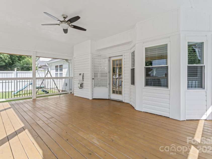 8901 Woodland Park Lane, Charlotte, NC 28214.  MLS# CAR4278518, YatesRealty ID 29866. 