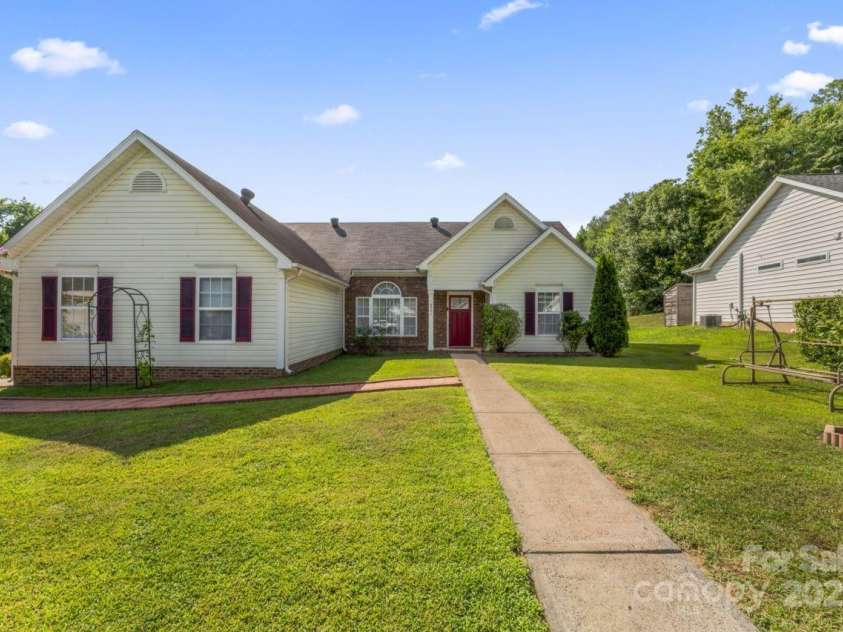 8901 Woodland Park Lane, Charlotte, NC 28214.  MLS# CAR4278518, YatesRealty ID 29866. 