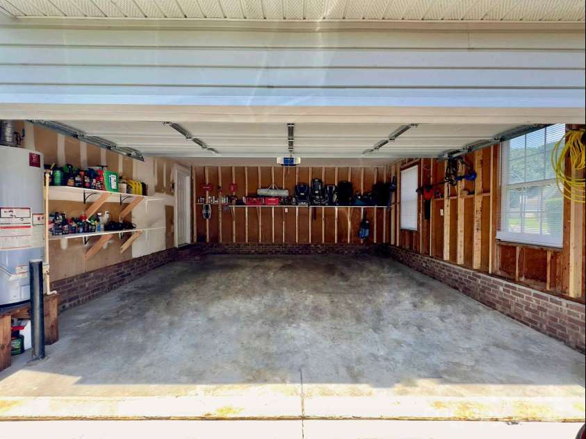 8901 Woodland Park Lane, Charlotte, NC 28214.  MLS# CAR4278518, YatesRealty ID 29866. 