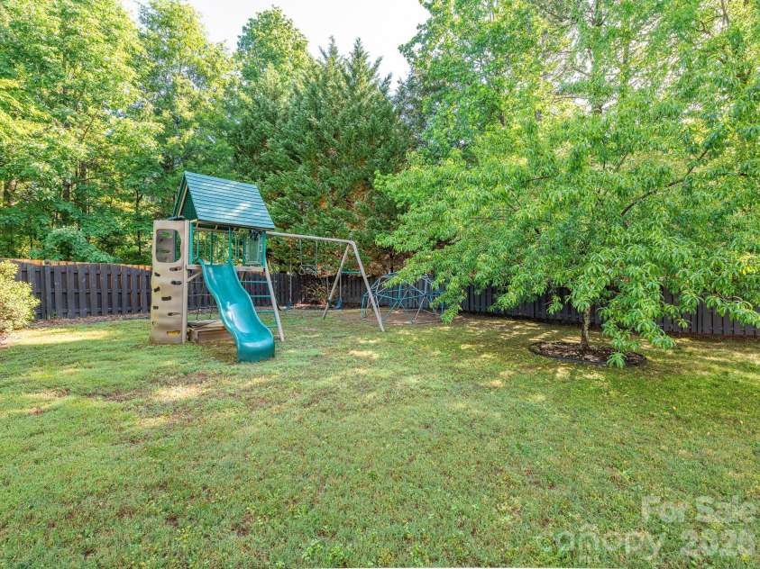 1409 Shade Tree Court, Matthews, NC 28104.  MLS# CAR4379917, YatesRealty ID 29867. 