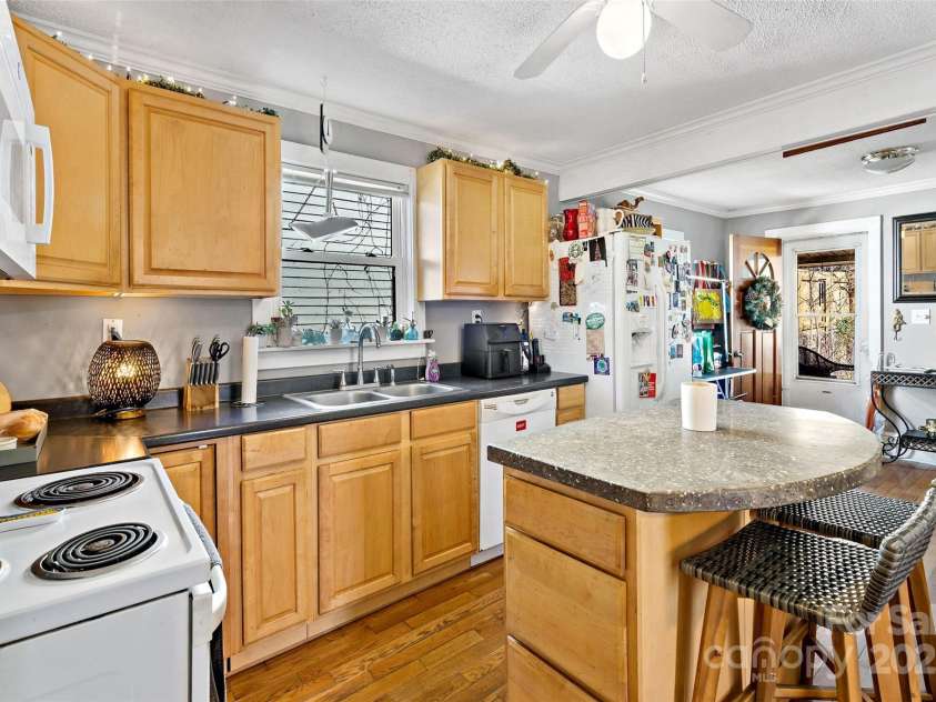 104 Arnold Road, Asheville, NC 28805.  MLS# CAR4227665, YatesRealty ID 2987. 