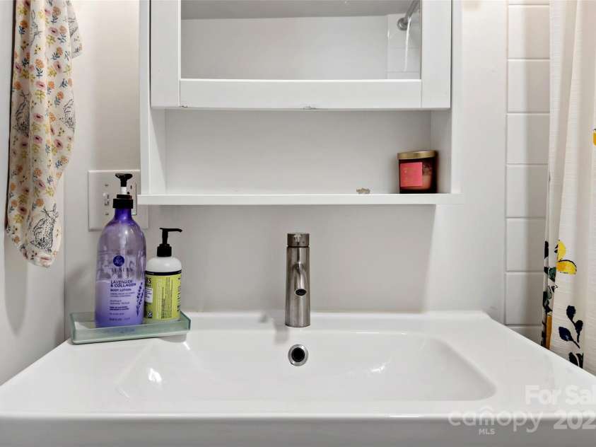 104 Arnold Road, Asheville, NC 28805.  MLS# CAR4227665, YatesRealty ID 2987. 