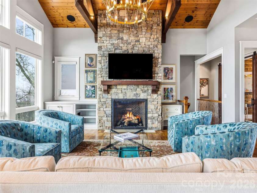 236 Summerset Drive, Hendersonville, NC 28792.  MLS# CAR4386294, YatesRealty ID 29872. 