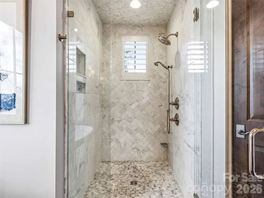236 Summerset Drive, Hendersonville, NC 28792.  MLS# CAR4386294, YatesRealty ID 29872. 