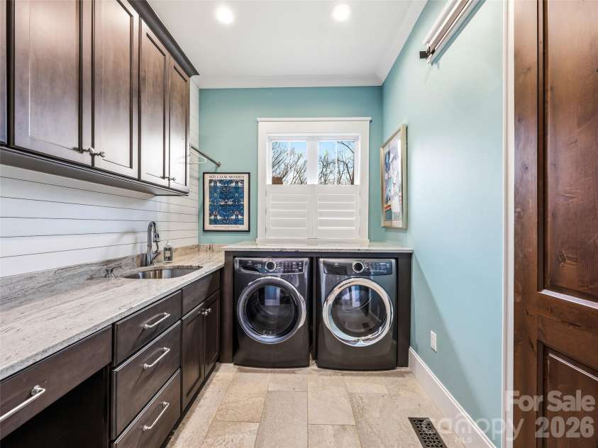 236 Summerset Drive, Hendersonville, NC 28792.  MLS# CAR4386294, YatesRealty ID 29872. 