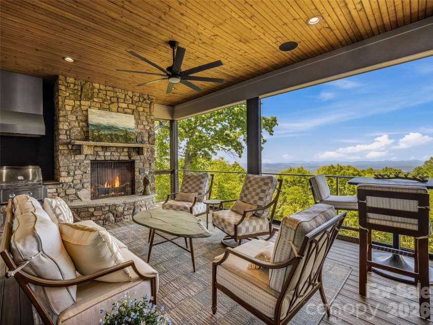 236 Summerset Drive, Hendersonville, NC 28792.  MLS# CAR4386294, YatesRealty ID 29872. 