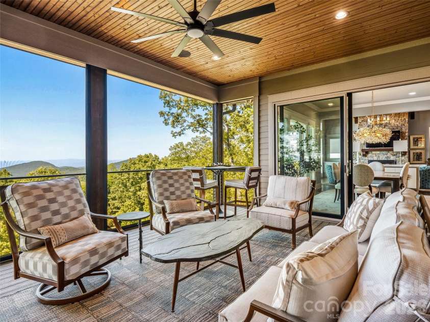 236 Summerset Drive, Hendersonville, NC 28792.  MLS# CAR4386294, YatesRealty ID 29872. 