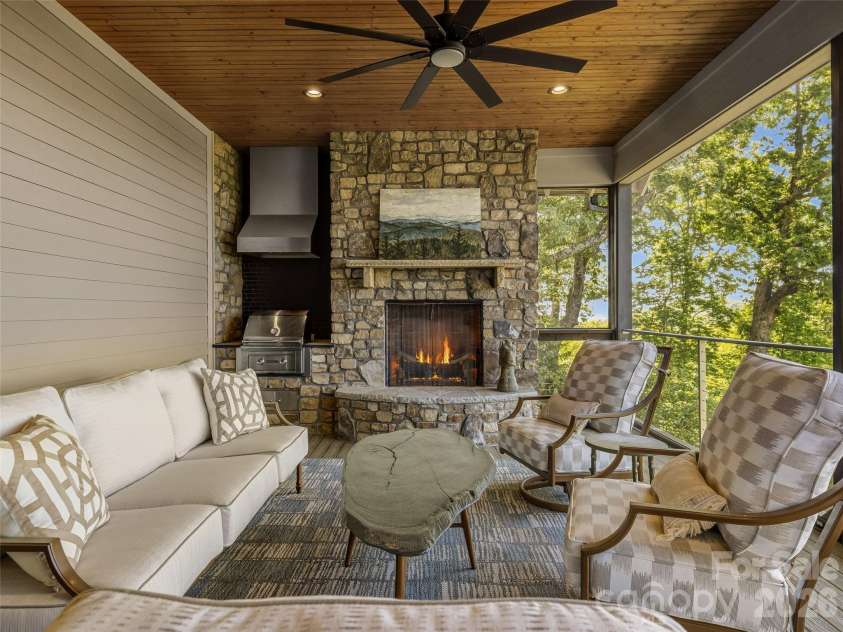 236 Summerset Drive, Hendersonville, NC 28792.  MLS# CAR4386294, YatesRealty ID 29872. 