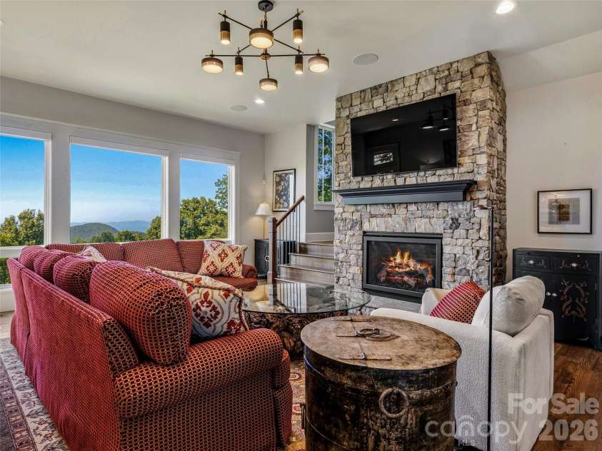 236 Summerset Drive, Hendersonville, NC 28792.  MLS# CAR4386294, YatesRealty ID 29872. 