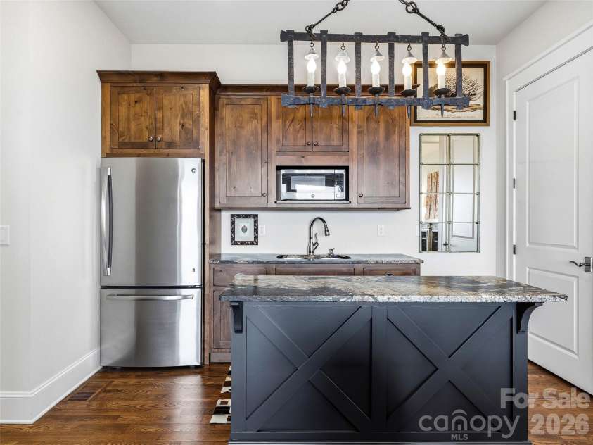 236 Summerset Drive, Hendersonville, NC 28792.  MLS# CAR4386294, YatesRealty ID 29872. 