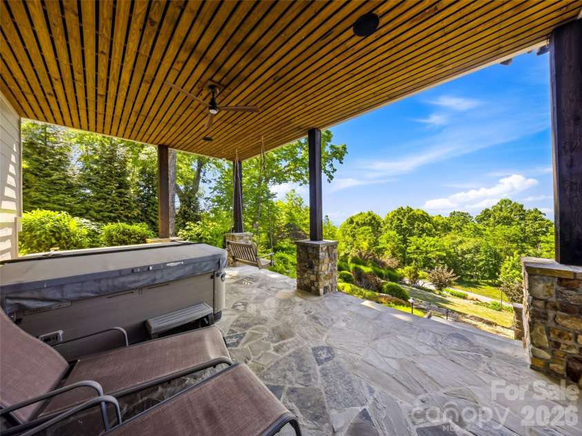 236 Summerset Drive, Hendersonville, NC 28792.  MLS# CAR4386294, YatesRealty ID 29872. 