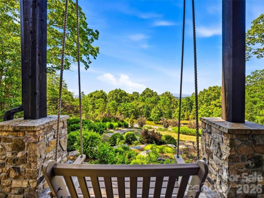 236 Summerset Drive, Hendersonville, NC 28792.  MLS# CAR4386294, YatesRealty ID 29872. 