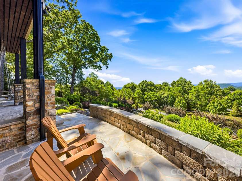 236 Summerset Drive, Hendersonville, NC 28792.  MLS# CAR4386294, YatesRealty ID 29872. 