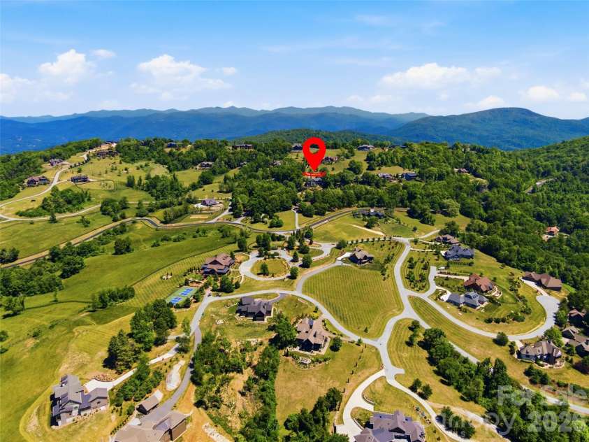 236 Summerset Drive, Hendersonville, NC 28792.  MLS# CAR4386294, YatesRealty ID 29872. 