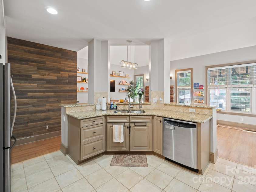 7882 Butternut Lane, Denver, NC 28037.  MLS# CAR4285542, YatesRealty ID 29872. Open kitchen