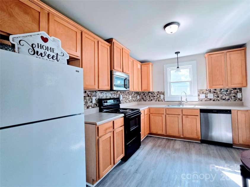 606 Carver Street, Kannapolis, NC 28083.  MLS# CAR4202428, YatesRealty ID 29878. 