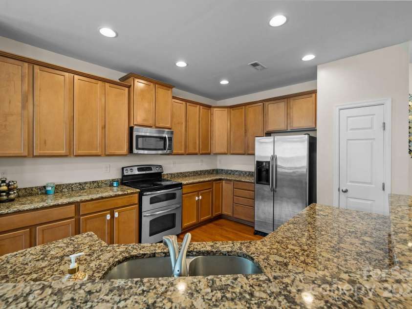 9341 Lenox Pointe Drive, Charlotte, NC 28273.  MLS# CAR4170120, YatesRealty ID 2988. 