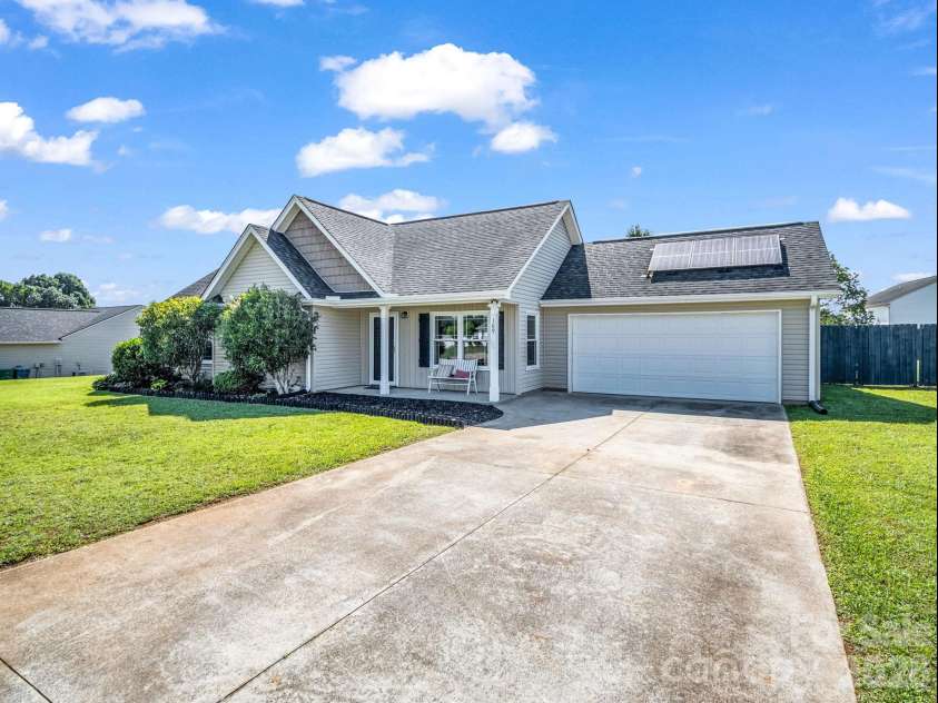 169 Oak Brook Lane, Gaffney, SC 29341.  MLS# CAR4392983, YatesRealty ID 29881. 