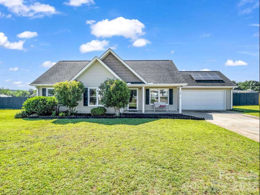169 Oak Brook Lane, Gaffney, SC 29341.  MLS# CAR4392983, YatesRealty ID 29881. 