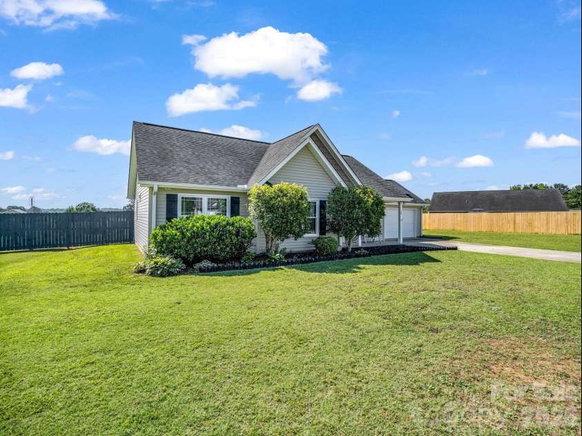 169 Oak Brook Lane, Gaffney, SC 29341.  MLS# CAR4392983, YatesRealty ID 29881. 