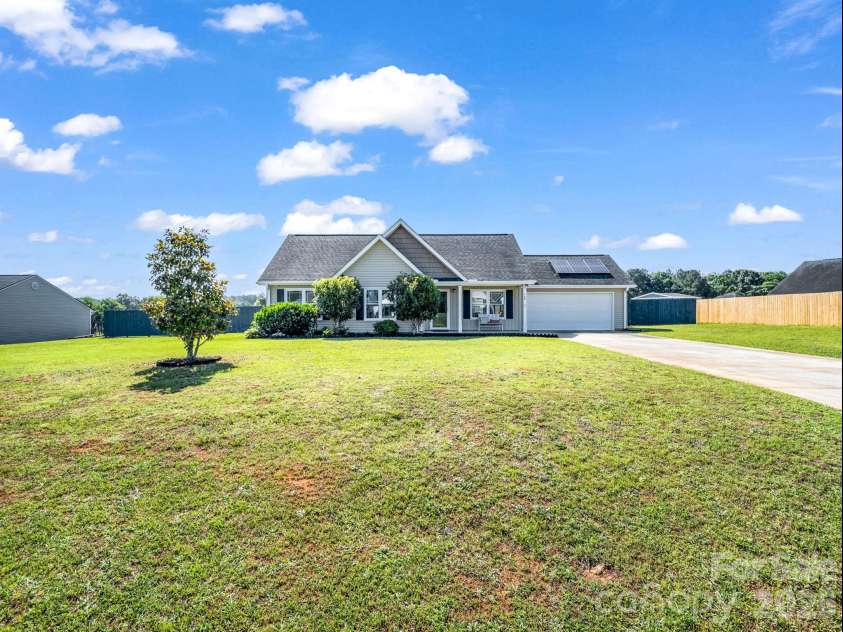 169 Oak Brook Lane, Gaffney, SC 29341.  MLS# CAR4392983, YatesRealty ID 29881. 