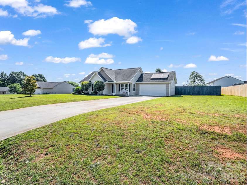 169 Oak Brook Lane, Gaffney, SC 29341.  MLS# CAR4392983, YatesRealty ID 29881. 