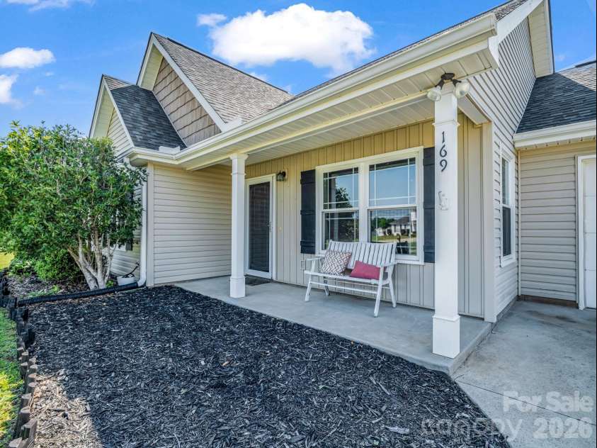 169 Oak Brook Lane, Gaffney, SC 29341.  MLS# CAR4392983, YatesRealty ID 29881. 