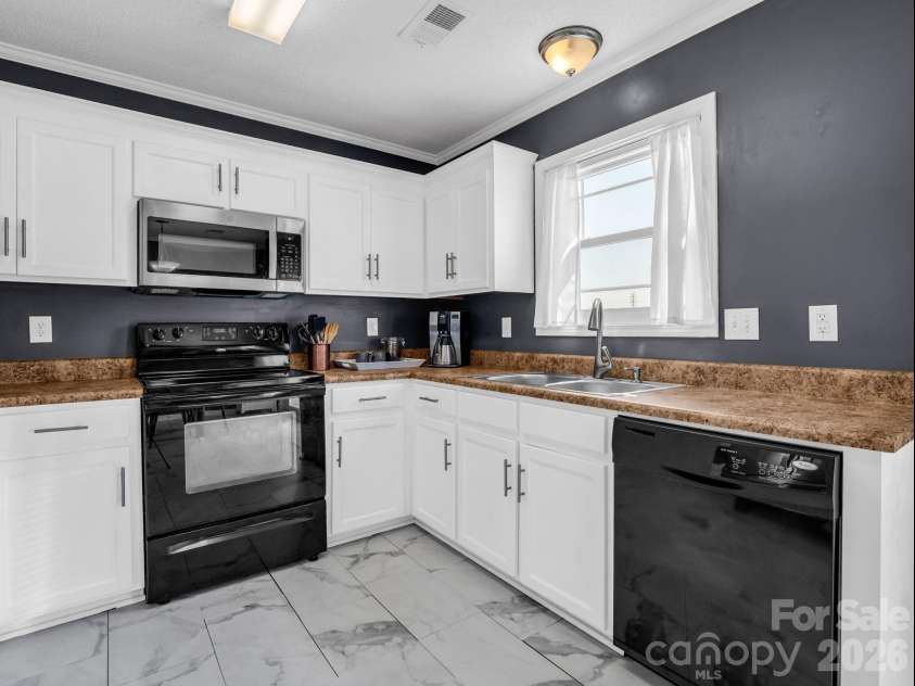 169 Oak Brook Lane, Gaffney, SC 29341.  MLS# CAR4392983, YatesRealty ID 29881. 