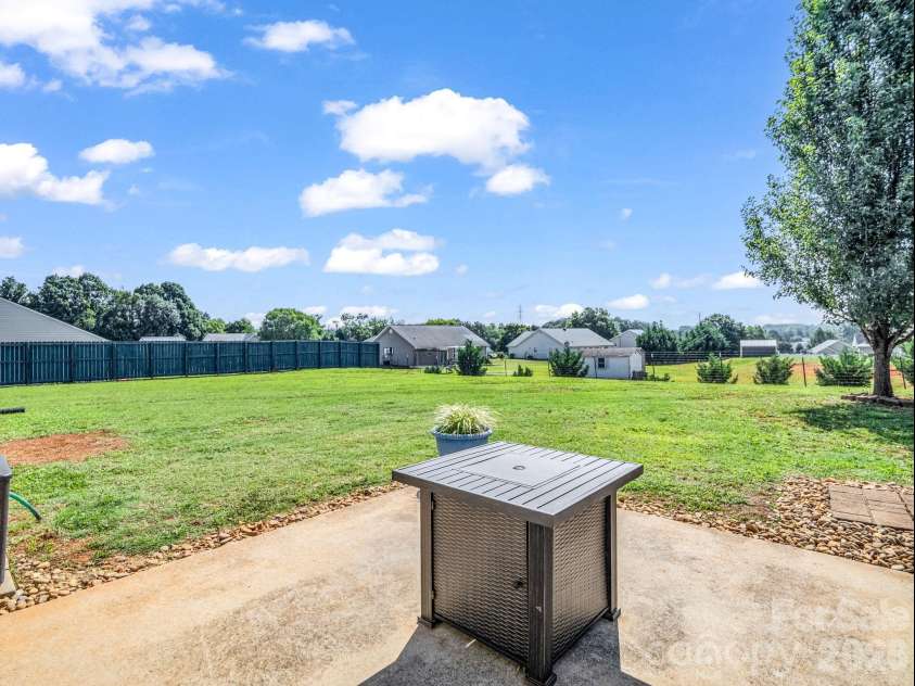 169 Oak Brook Lane, Gaffney, SC 29341.  MLS# CAR4392983, YatesRealty ID 29881. 